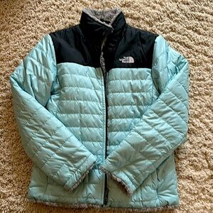 The North Face Girls' Reversible Mossbud Swirl Jacket, Windmill Blue size 14/16